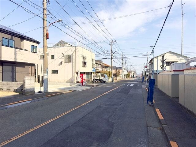 【南側 前面道路】幅員約7m以上の前面道路です。普通車が余裕を持ってすれ違うことのできる道幅です。もちろん、大型車も余裕を持って通行出来ます。