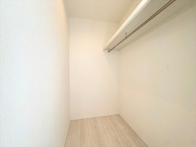 大型のウォークインクローゼットです。ハンガーパイプと枕棚の設置があるので使いやすさアップ!床には衣装ケースを配置する事のできるゆとりもあります。