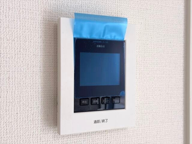 モニター付きインターホン:訪問者の顔を確認できるので防犯の効果が高まり暮らしに安心を与えてくれます。