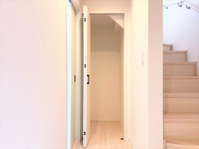 廊下収納:掃除道具やストックの収納に便利です。