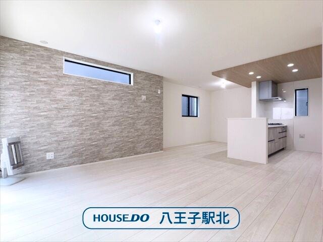 【リビング】
リビング:南向きの広々19帖のLDKなので、毎日明るく爽やかな空間でご家族で過ごしていただけます。カウンターキッチンなのでコミュニケーションも自然と増えます。