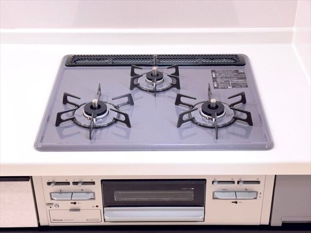 キッチン:3口のコンロなので一度に調理ができ、お料理もはかどりますね。お休みの日にご家族でお料理も楽しめそうです。