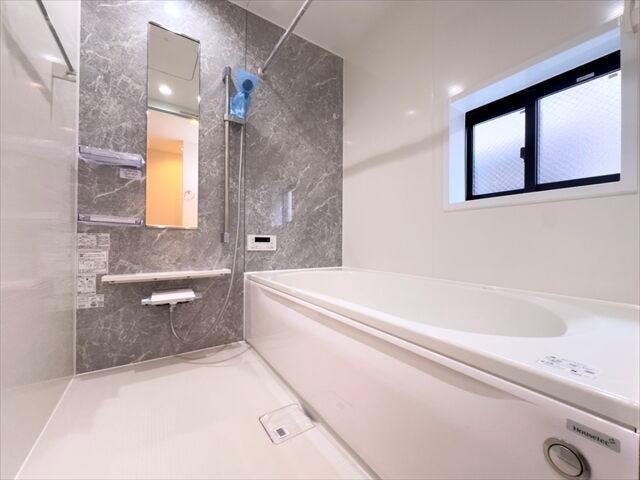浴室:広めの浴槽なので、お子様とのバスタイムを楽しむことができそうです。一人でのバスタイムでもゆったり過ごすことができ、1日の疲れもしっかり癒すことができそうです。