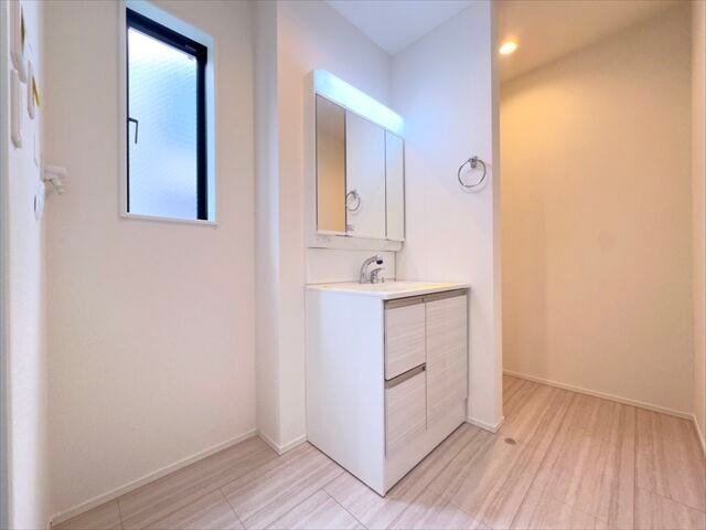 洗面所:洗濯機置き場の上には窓があり、こもりがちな湿気もしっかり換気することができます。洗面台の下や三面鏡の裏には収納がありすっきりと片付けることができます。