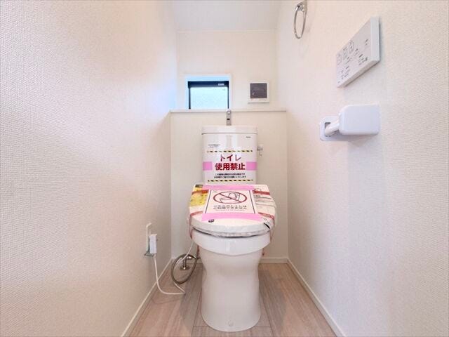 トイレ:ホワイトを基調としたシンプルなデザインの清潔感のあるトイレです。タオルハンガーが備え付けられています。