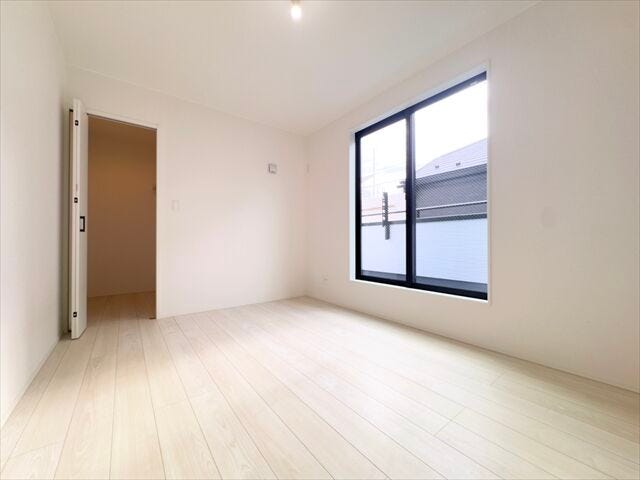 6帖洋室:ウォークインクローゼット付きの洋室です。木の優しい肌触りのフローリングがリラックスできる空間を演出しています。