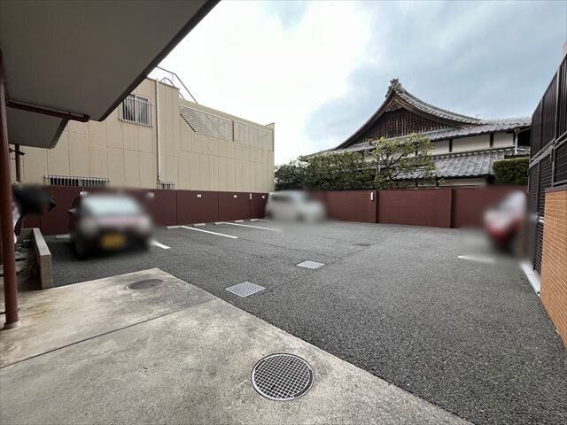 平面駐車場なので、駐車が苦手な方でも安心して停めることができます。機械式と比べて待ち時間がなく、お買い物の荷物が多い日でもスムーズです。(2025年1月31日撮影)