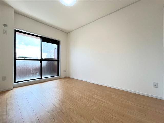 LDKと繋がる6帖:バルコニーに続く窓があるため換気も良好です。(2025年9月9日撮影)