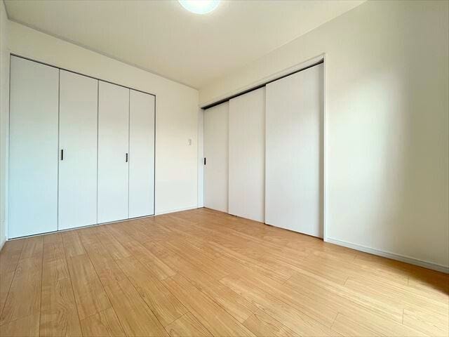 LDKと繋がる6帖:リビング横にある6帖洋室はリビングとの扉を開けて繋げての使用や、子供たちの遊び場などいろいろ使えそうです。(2025年9月9日撮影)