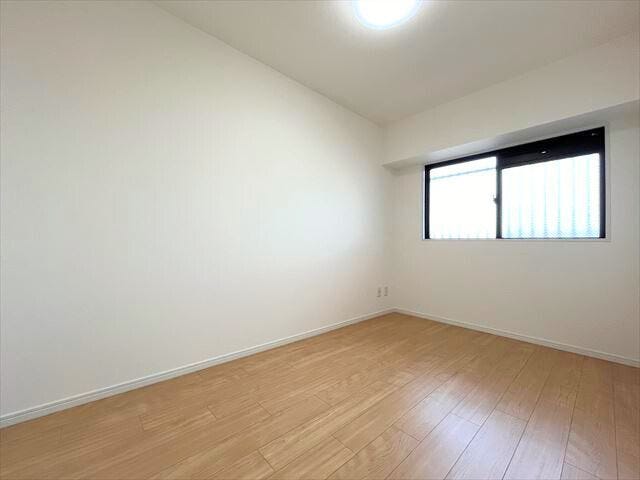 5.5帖:午後から夕方にかけてのあたたかい光が差し込みます。落ち着いた時間を過ごしたい方におすすめです。(2025年9月9日撮影)