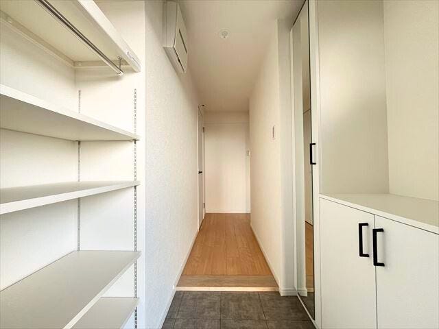 大容量のシューズボックスを完備した、すっきりとした玄関です。靴だけでなく、レイングッズや外遊びの道具などもたっぷりと収納でき、いつでも片付いた空間を保てます。(2025年9月9日撮影)