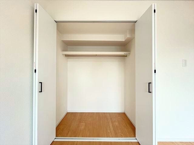 LDKと繋がる6帖洋室:衣類や小物類をすっきりと収納できるクローゼットです。ハンガーパイプも備え付けており、お気に入りの服をきれいに保てます。(2025年9月9日撮影)