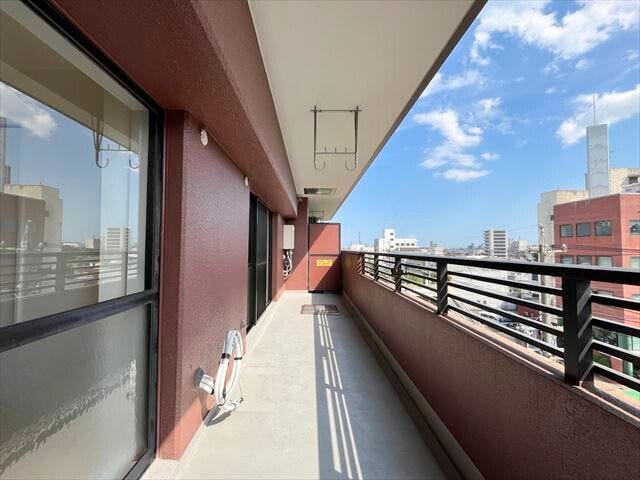 南向きのバルコニーは日当たりが良く、洗濯物がよく乾きます。プランターでガーデニングを楽しむこともできます。(2025年9月9日撮影)