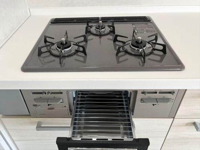 三口コンロは、一度に複数の料理を同時に作ることができるため、忙しい家事の時短になります。毎日の料理がより快適でスムーズになります。(2025年9月9日撮影)