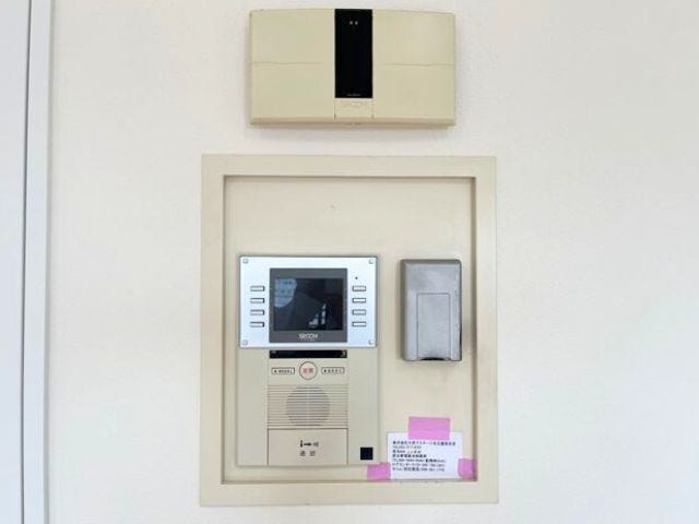 来客者の顔をしっかりと確認できるため、安心してお迎えができます。お子さまだけでも安心して対応でき、ご家族の安全を守る心強いアイテムです。(2025年9月9日撮影)