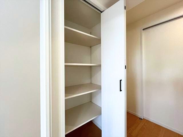 LDK出入口物入:廊下に収納スペースがあるため、掃除道具や日用品など、かさばる物をすっきりと片付けられます。空間を有効活用し、快適な暮らしをサポートします。(2025年9月9日撮影)