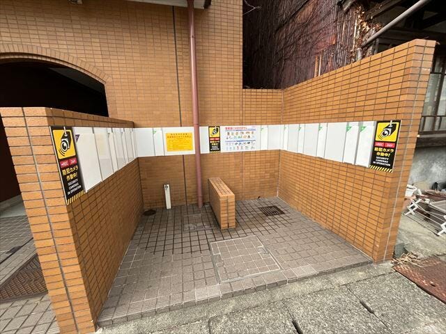 マンションの目の前にゴミ捨て場があります。忙しい朝にゴミ出し場が近いのは助かります。(2025年1月31日撮影)