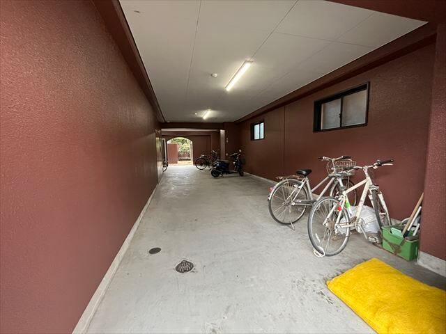 濡れにくく劣化も防げる屋根付きの駐輪場です。(2025年1月31日撮影)