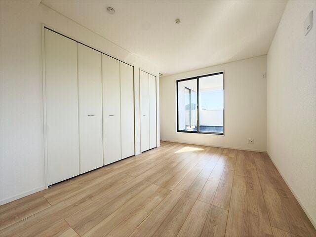 8帖洋室:広々としたお部屋なので、ご夫婦の寝室としてもお使いいただけそうです。南側の窓から日差しが入りプライベートの時間も気持ちよく過ごすことができそうです。