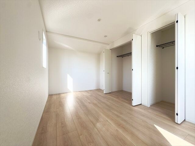 8帖洋室:収納がしっかりあるので、お部屋を広くお使いただけます。小物なども収納できるのでレイアウトも楽しむことができそうです。