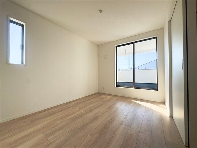 6帖洋室:バルコニーへ出入りが可能な洋室です。大きな窓の設置があり、開放感のある空間ですね。