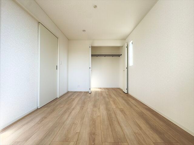 6帖洋室:各部屋収納を設けているのですっきりと片付いた室内を保てそうですね。