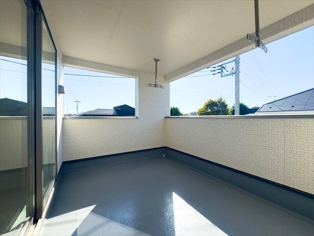 バルコニー:8帖と6帖のお部屋から出入りできる南西向きのバルコニーです。晴れた日は気持ちよくお洗濯を干すことができそうですね。