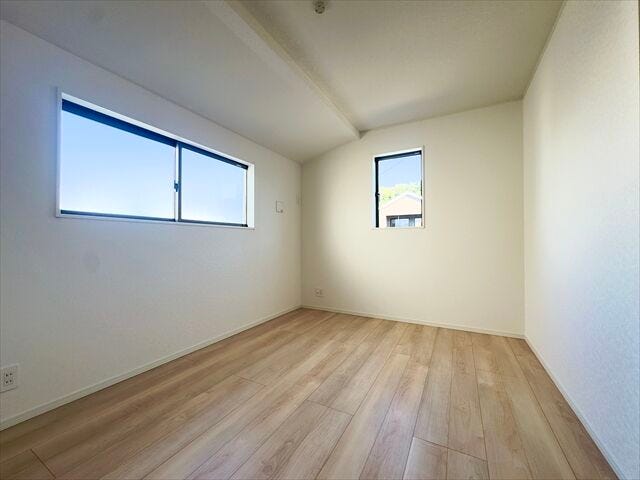 6.5帖洋室:横長の窓がたっぷりと日差しを入れてくれるので、北側にあるお部屋ですが明るい空間になっています。天気のいい日の朝は気持ちよく起きることができそうです。