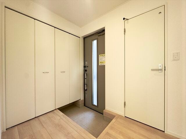 玄関:たっぷりと収納することができるので、玄関をすっきり片付けることができます。ご家族を気持ちよく迎えることができそうです。