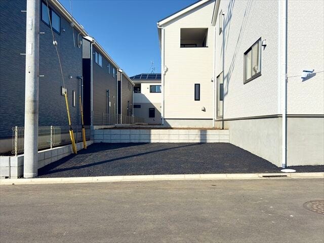 間取り図南側駐車場:並列で2台駐車することができます。自転車やバイクなどの駐輪も可能なゆとりがあります。