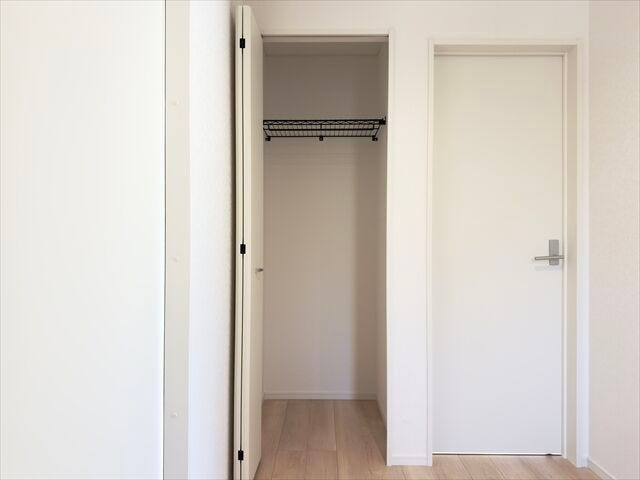 廊下収納:ハンガーパイプ付なので衣類にしわを付ける事なくすっきり収納が可能です。