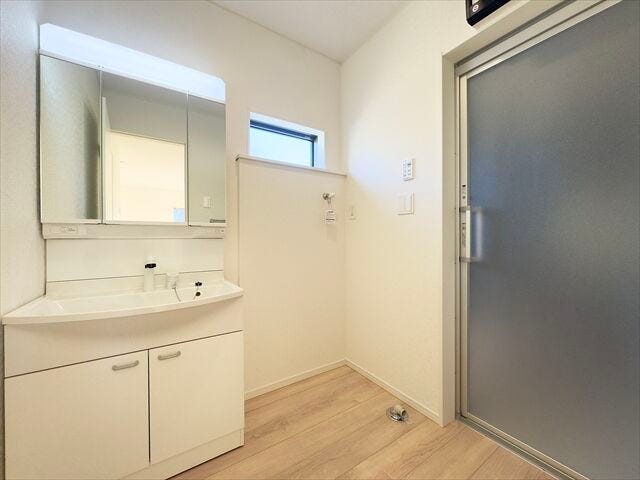 洗面所:洗濯機置き場の上には窓があり、こもりがちな湿気もしっかり換気することができます。洗面台の下や三面鏡の裏には収納がありすっきりと片付けることができます。