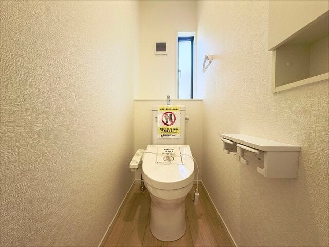 トイレ:窓があり、電気をつけなくても日中は明るく爽やかなトイレになっています。2階にも設置されているのでお部屋からの移動も短縮できますね。