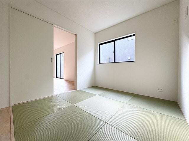 5.2帖和室:LDKに隣接していて、普段はお子様の遊び場やお昼寝のスペースとしてお使いいただけます。来客時には寝室としてお使いいただけます。