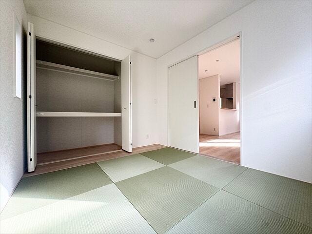 5.2帖和室:LDK隣接でキッチンにいてもご家族の様子を見ることができます。収納スペースもしっかりあるので、お布団などをしまうことができます。