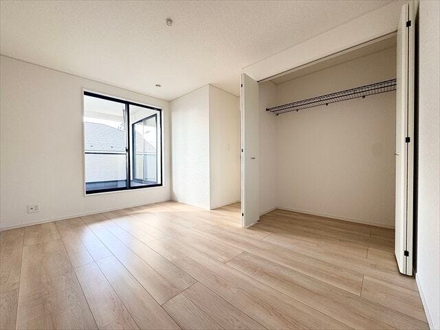 7.2帖洋室:バルコニーにつづく大きめの窓からたっぷりと日差しが入ります。パイプハンガー付きの収納があるのですぐにお洋服をかけることができます。