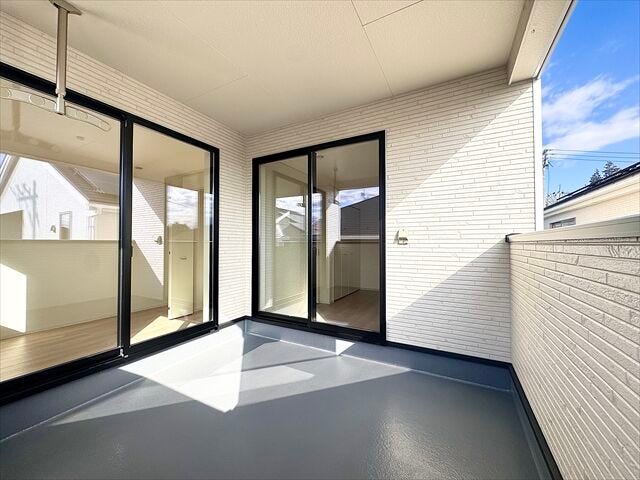 バルコニー:南西向きのバルコニーで、晴れた日は気持ちよくお洗濯を干せそうです。2ヶ所の窓から出入りできるので効率よく家事ができそうです。