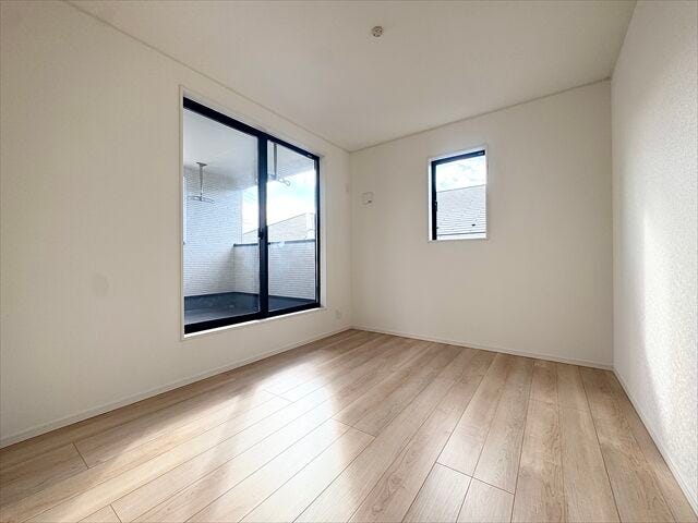 間取り図右側5.7帖洋室:バルコニーにつづく大きめの窓からたっぷりと日差しが降り注ぎます。2面採光なので、明るいお部屋でもちろん風通しも良好です。