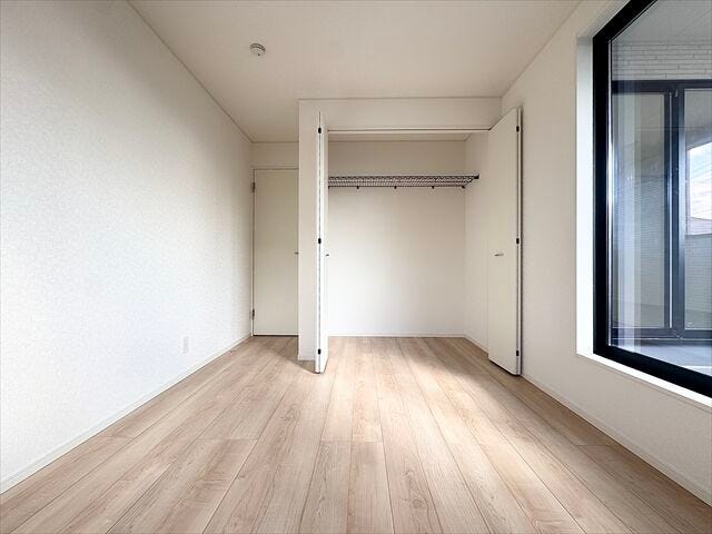 間取り図右側5.7帖洋室:収納がしっかりあるので、お部屋を広くお使いただけます。小物なども収納できるのでレイアウトも楽しむことができそうです。