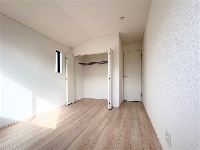 間取り図左側5.7帖洋室:収納スペースがあるのでコンパクトなお部屋ですがスッキリと片付けることができ、お部屋を広くお使いいただけます。