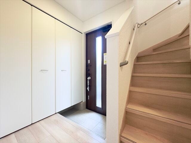 玄関:ホワイトを基調とした収納スペースがあります。ご家族分の靴をしまうことができます。すっきりと片付いた玄関で気持ちよくご家族をお出迎えすることができます。