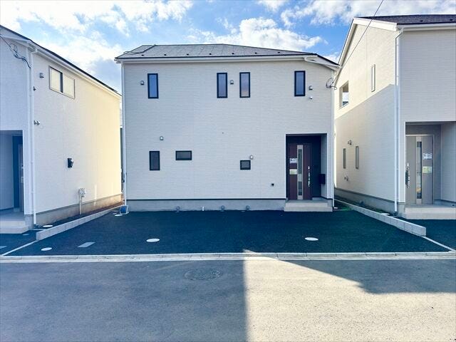 駐車場:駐車は3台可能です。自転車やバイクなどの駐輪も可能なゆとりがあります。