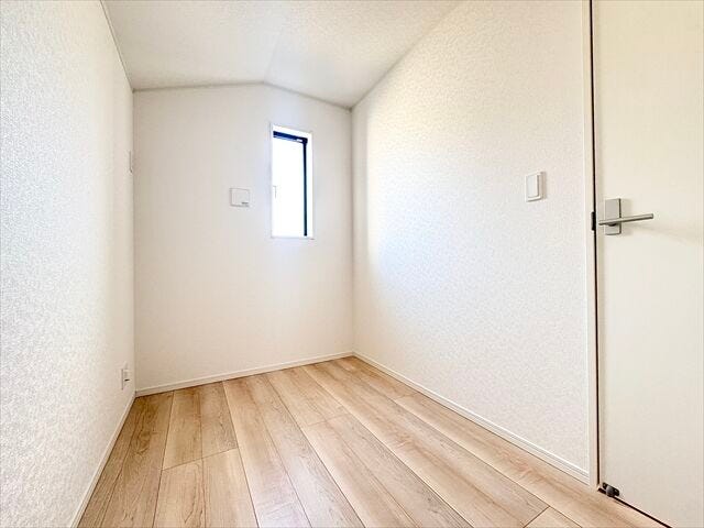 納戸:ワークスペースとしても収納スペースとしても多様に活用ができそうです◎