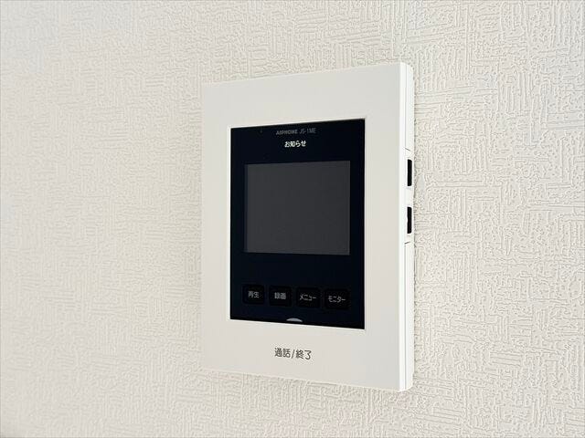 モニター付きインターホン:訪問者の顔を確認できるので防犯の効果が高まり暮らしに安心を与えてくれます。