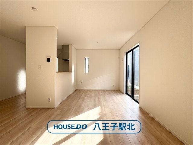 【リビング】
リビング:南西向きで日当たり良好のLDK。南側に大きな窓を設置することで明るい空間です。キッチンからリビング全体が見渡せ調理しながら家族と会話も弾みそう。