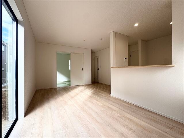 リビング:LDKには和室が隣接していますので、扉を開放しておくことでより広々とした空間を使用することができます!