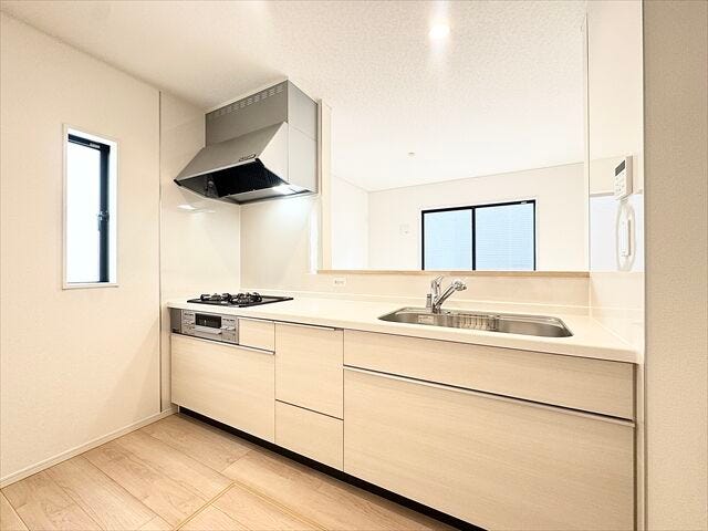 キッチン:カウンターキッチンでリビングを見渡せます。窓があるので換気がしっかりできるのはもちろん、家事の合間に窓を開けて休憩もできますね。