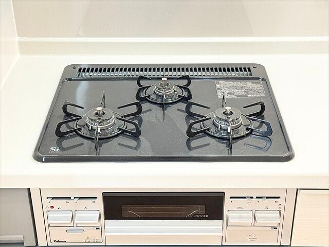 キッチン:3口ガスコンロなので一度に同時調理ができ、ご飯の準備もすぐにできそうです。