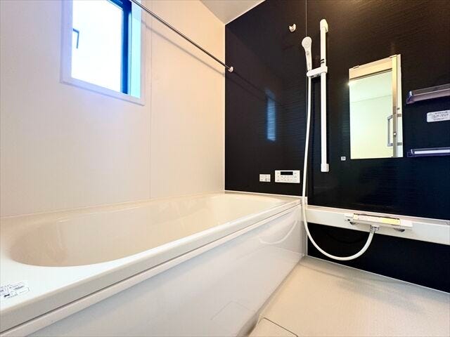 浴室:広めの浴槽なので、お子様とのバスタイムを楽しむことができそうです。一人でのバスタイムでもゆったり過ごすことができ、1日の疲れもしっかり癒すことができそうです。