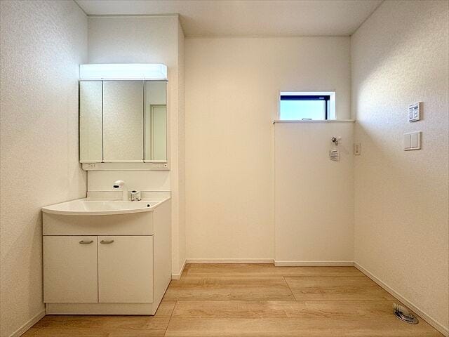 洗面所:洗濯機置き場の上には窓があり、こもりがちな湿気もしっかり換気することができます。洗面台の下や三面鏡の裏には収納がありすっきりと片付けることができます。